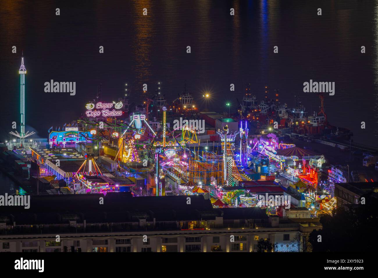 GENUA, ITALIEN, DEZEMBER 18.202 - Blick auf den Luna Park von Genua bei Nacht, Italien Stockfoto