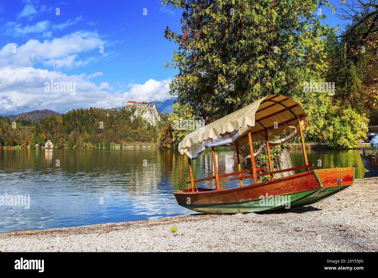Pletna Touristenboot, Schloss und im Herbst bunte Bäume Hintergrund in Slowenien, der See von Bled Stockfoto