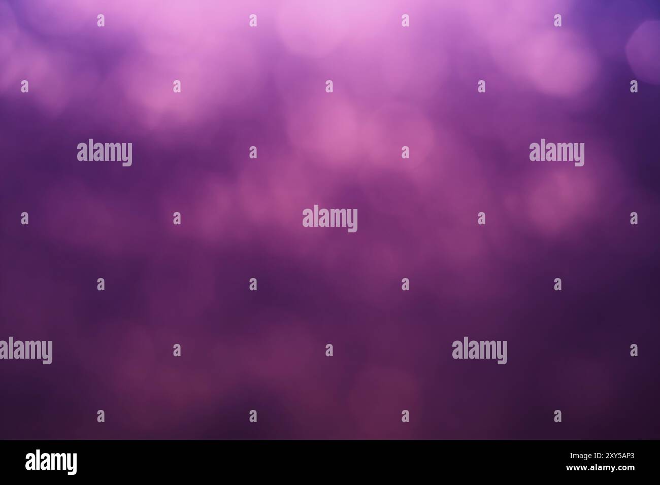 Abstrakte Unschärfe von unscharfen Lichtern mit Bokeh-Effekt im Hintergrund Stockfoto