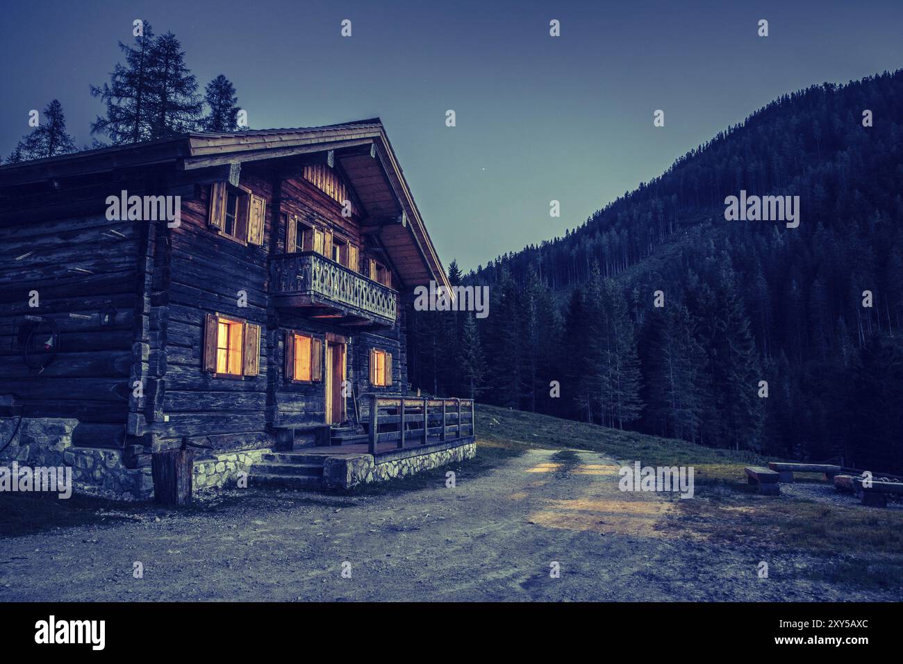 Rustikale Holzhütte in der Nacht. Europäische alpen, Österreich, Europa Stockfoto