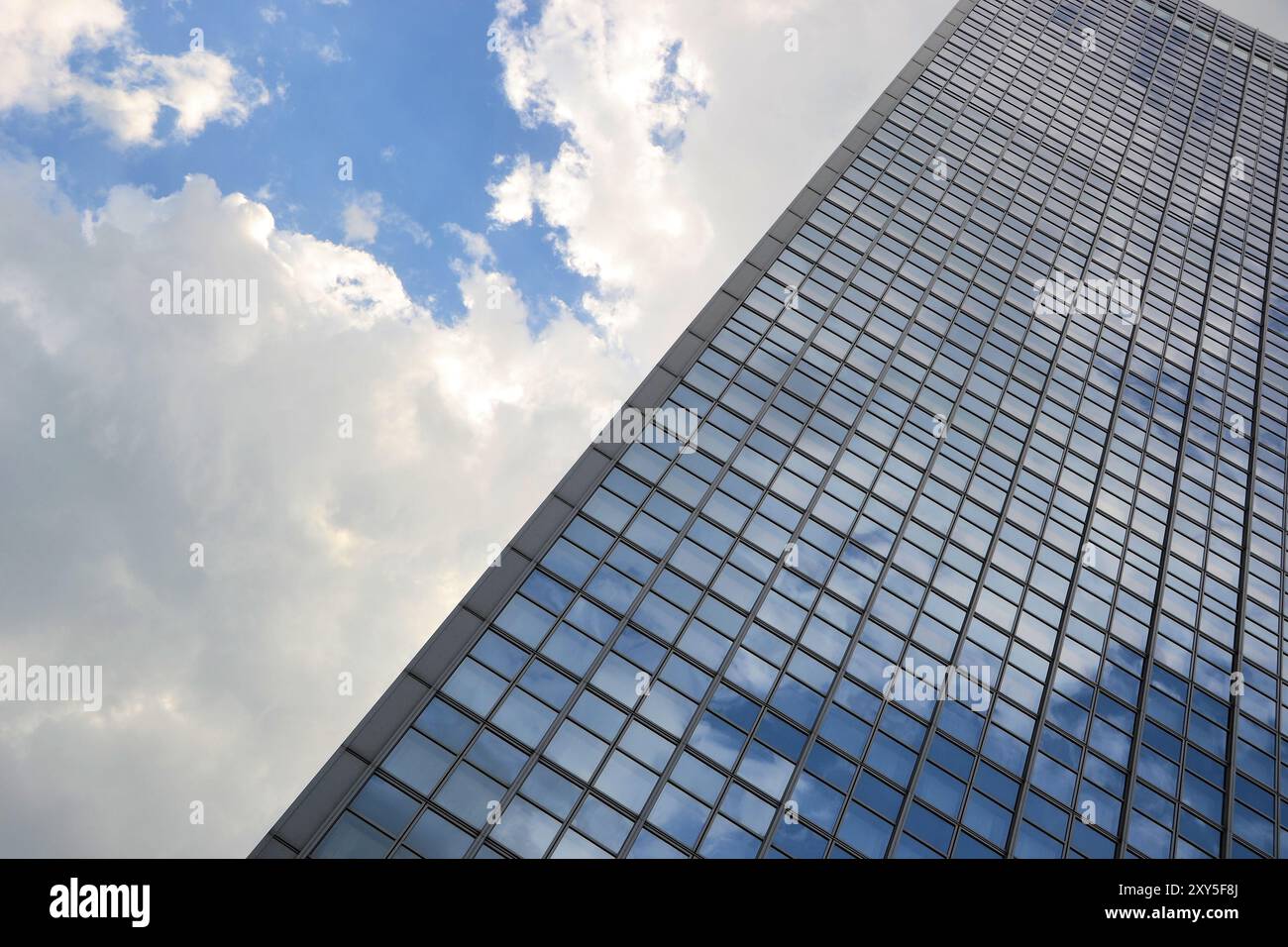 Glasfassade eines Berliner Hochhauses Stockfoto