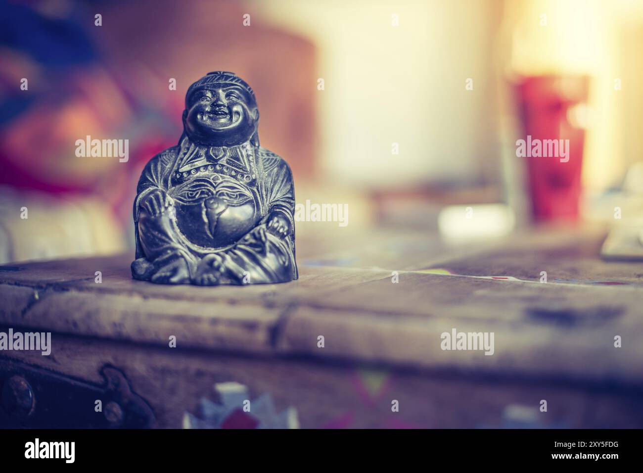 Feng Shui: Buddha-Statue auf einem Tisch im eigenen Wohnzimmer Stockfoto