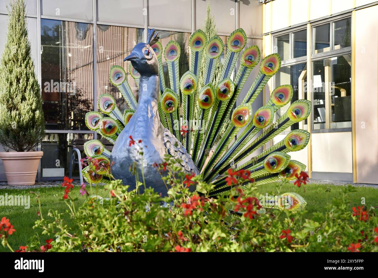 Glaspfau in Joska Glasparadies, Bodenmais, Bayerischer Wald, Bayern, Deutschland, blauer Himmel, Europa Stockfoto