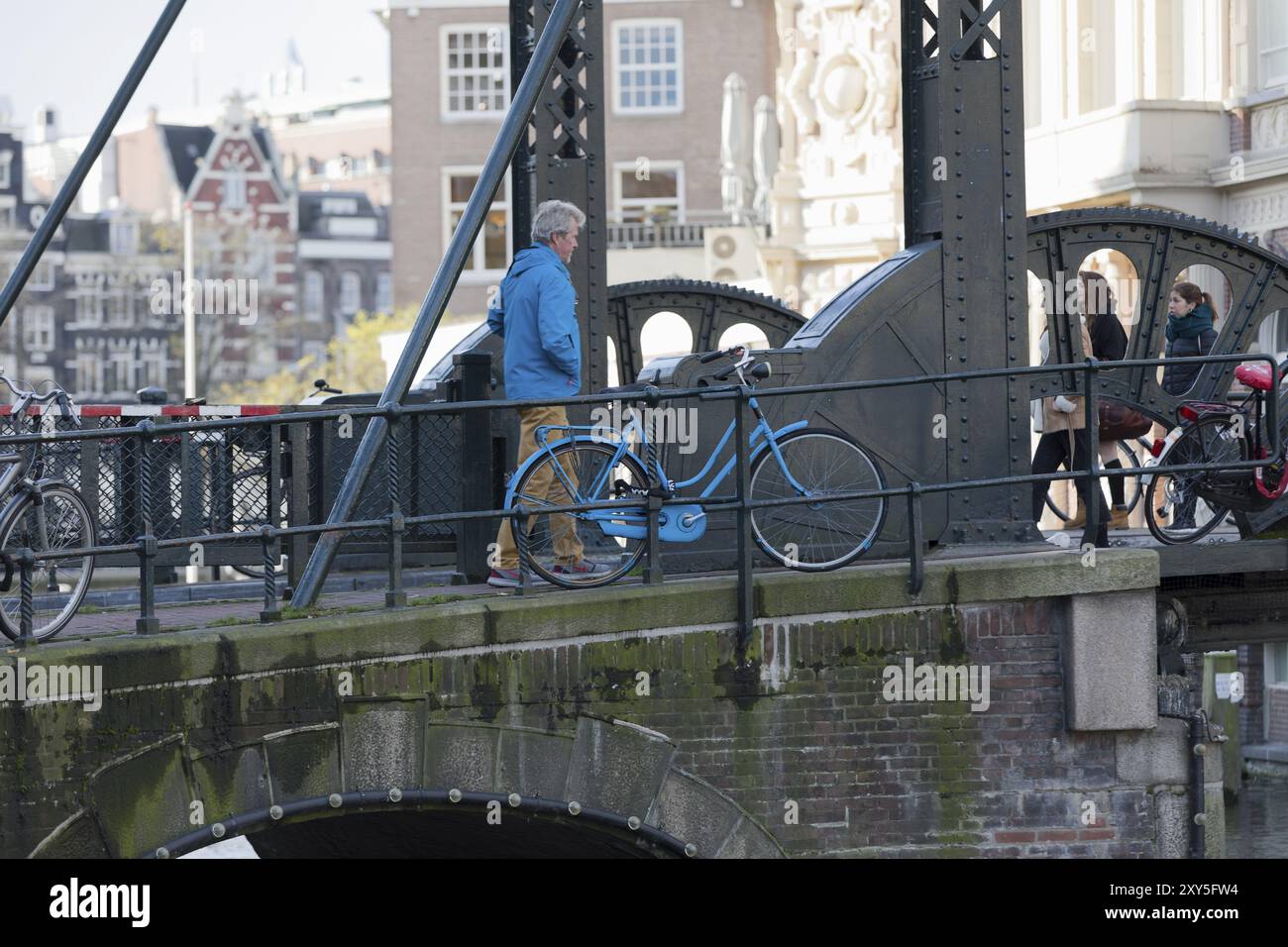 Mann in blauer Kleidung und blauem Fahrrad Stockfoto