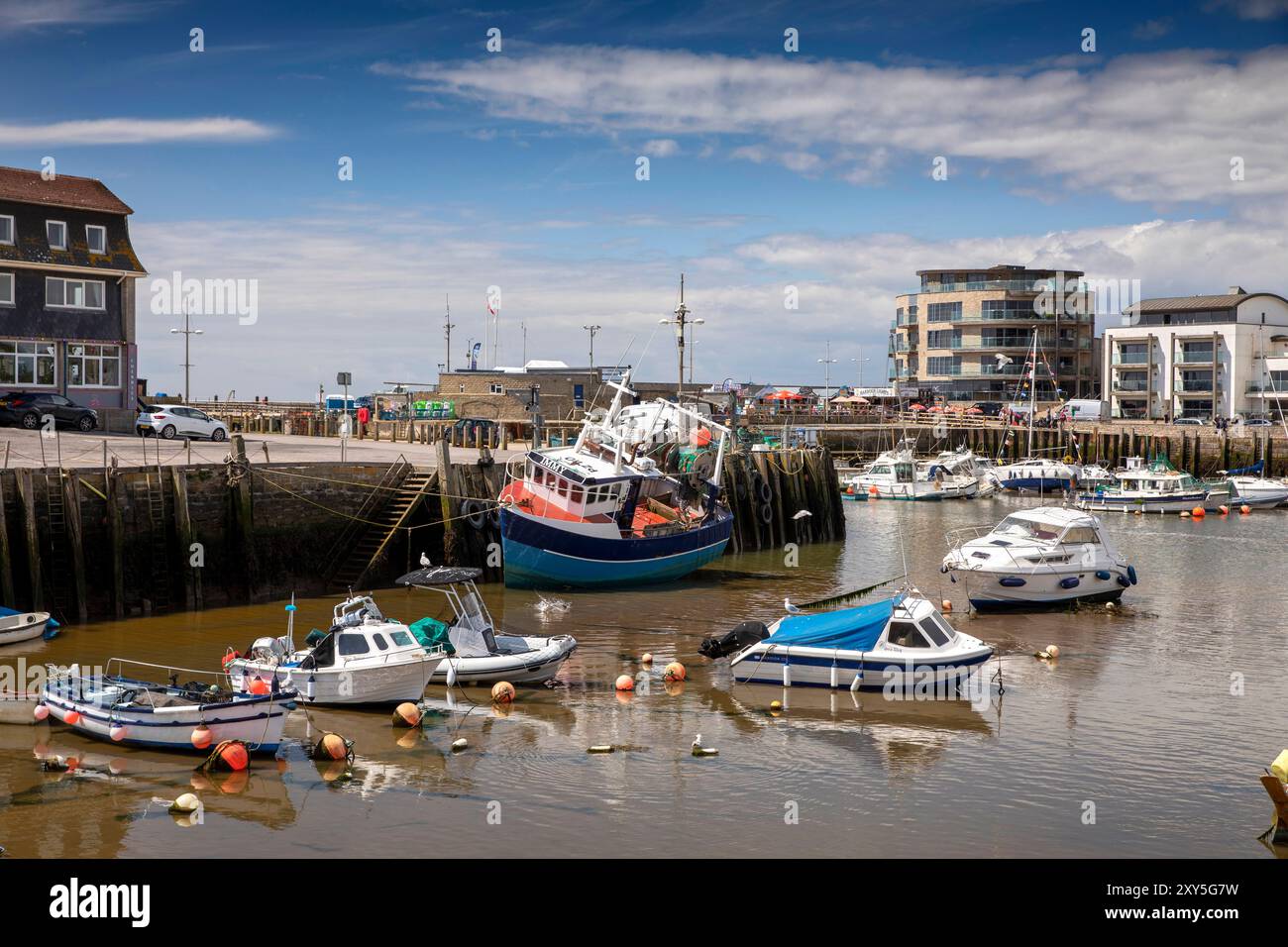 Großbritannien England, Dorset, Bridport, West Bay, Hafen bei Ebbe Stockfoto