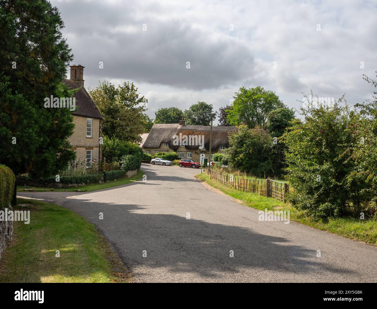 Blick auf die Straße im Sommer im hübschen Dorf Alderton, Northamptonshire, Großbritannien Stockfoto