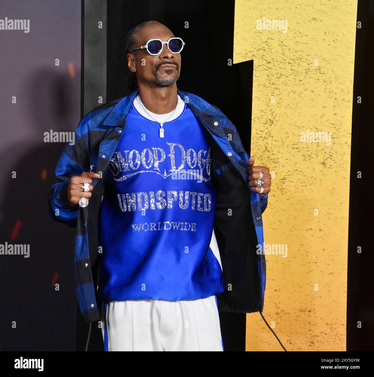 Los Angeles, Usa. August 2024. Produzent Snoop Dogg nimmt am Dienstag, den 27. August 2024, bei der Premiere des dramatischen Filmthrillers 1992 im Regal L.A. Live in Los Angeles Teil. Ein Ladenbesitzer muss seinen Sohn vor einem wütenden Mob während des Aufstandes von L.A. 1992 nach dem Rodney King-Urteil retten. Foto: Jim Ruymen/UPI Credit: UPI/Alamy Live News Stockfoto