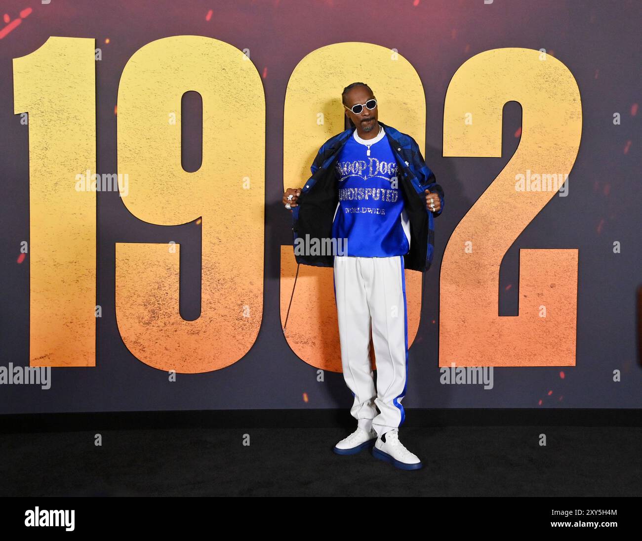 Los Angeles, Usa. August 2024. Produzent Snoop Dogg nimmt am Dienstag, den 27. August 2024, bei der Premiere des dramatischen Filmthrillers 1992 im Regal L.A. Live in Los Angeles Teil. Ein Ladenbesitzer muss seinen Sohn vor einem wütenden Mob während des Aufstandes von L.A. 1992 nach dem Rodney King-Urteil retten. Foto: Jim Ruymen/UPI Credit: UPI/Alamy Live News Stockfoto