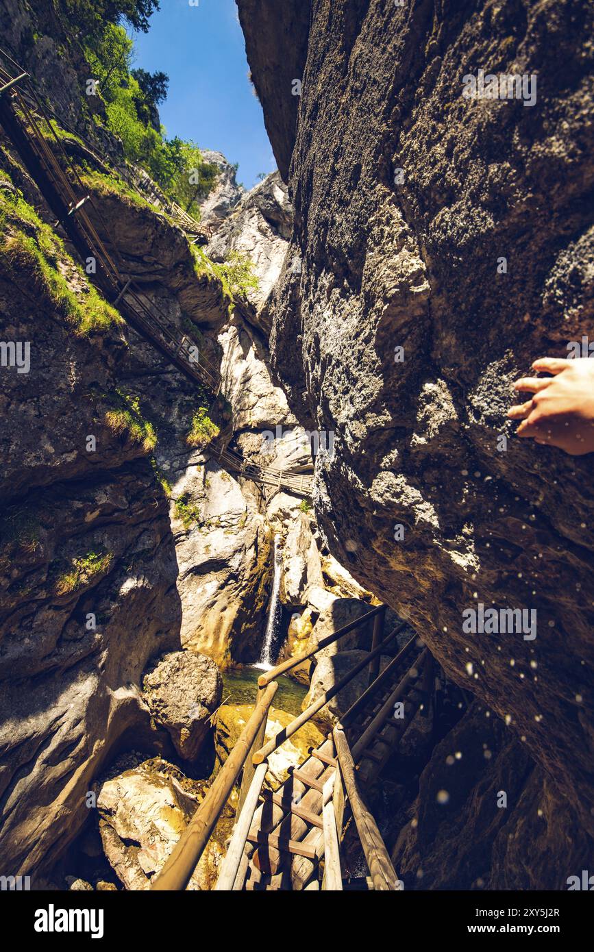 Blick auf Wasserfälle Wanderweg in Mixnitz entlang Bergbach. Touristen vor Ort. Reiseziel in der Steiermark Österreich Stockfoto
