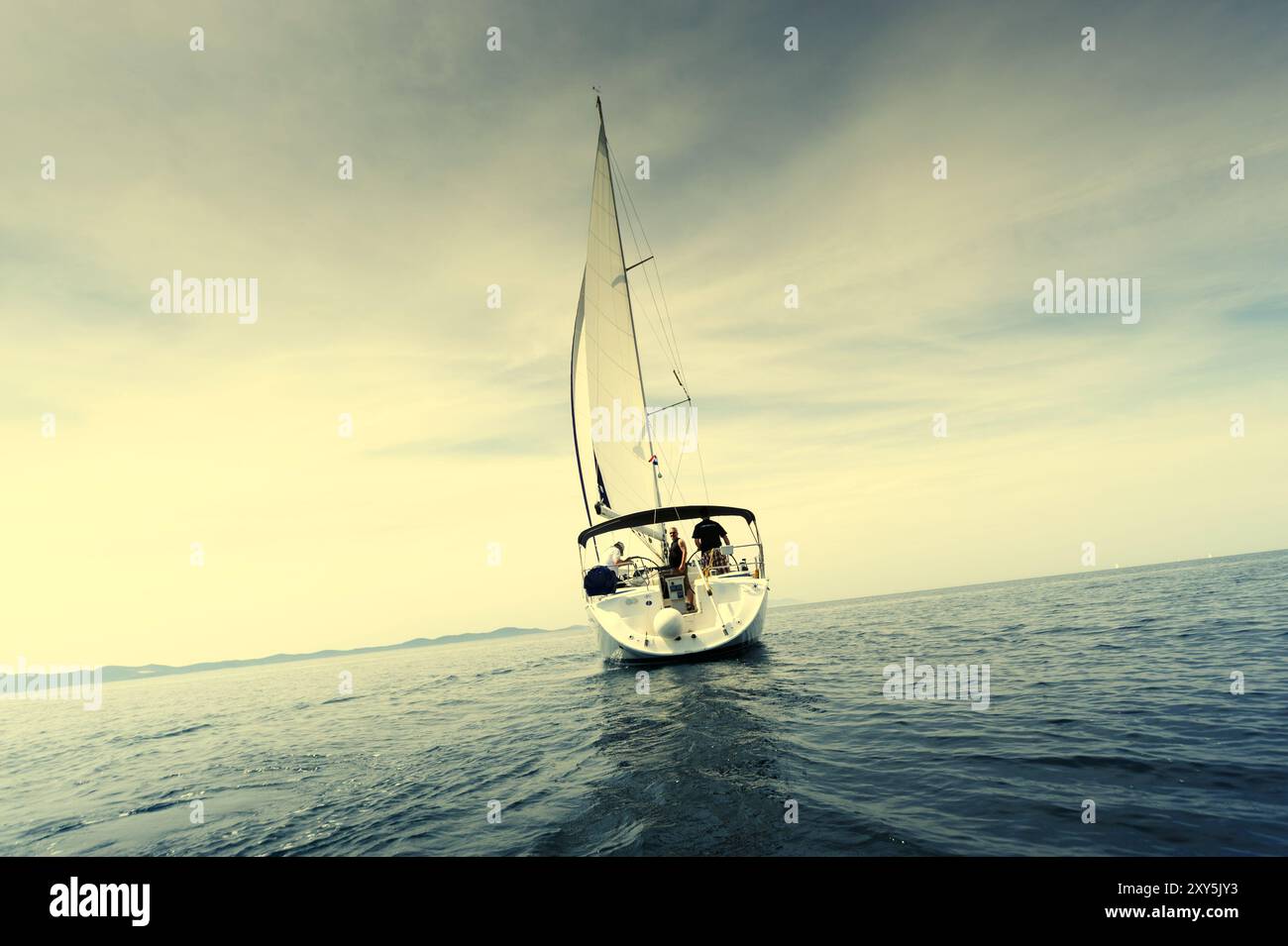 Stern-Blick auf eine Segelyacht auf dem Meer Stockfoto