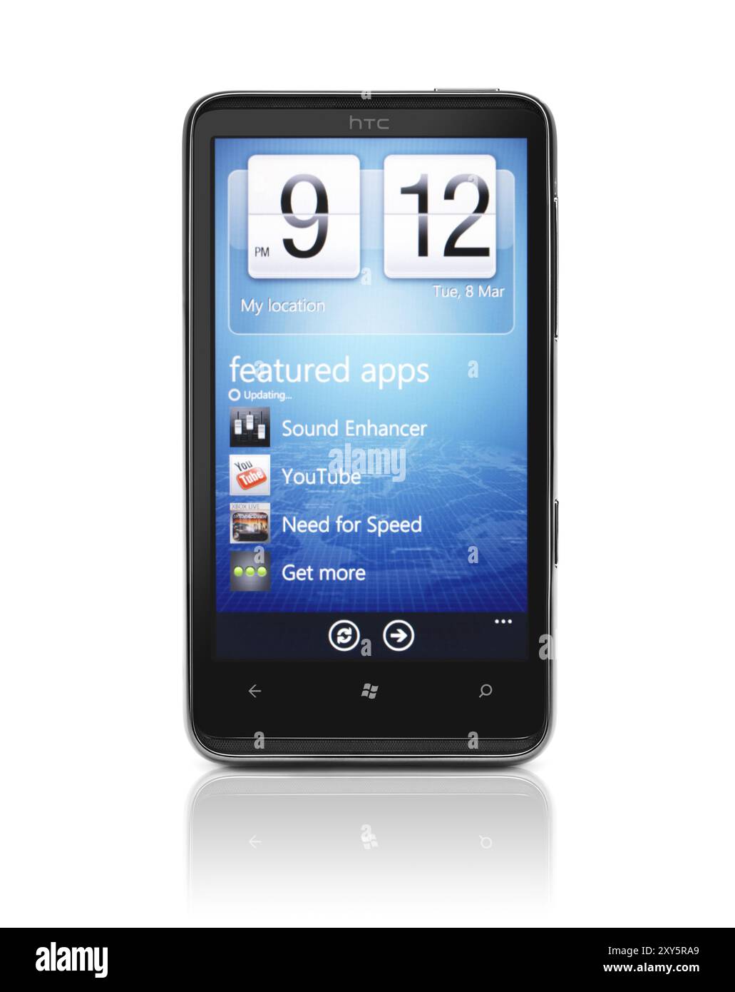 Windows 7 Telefon. HTC HD7 Smartphone mit App Store auf dem Display isoliert mit Beschneidungspfad auf weißem Hintergrund. Hochwertige Fotos Stockfoto