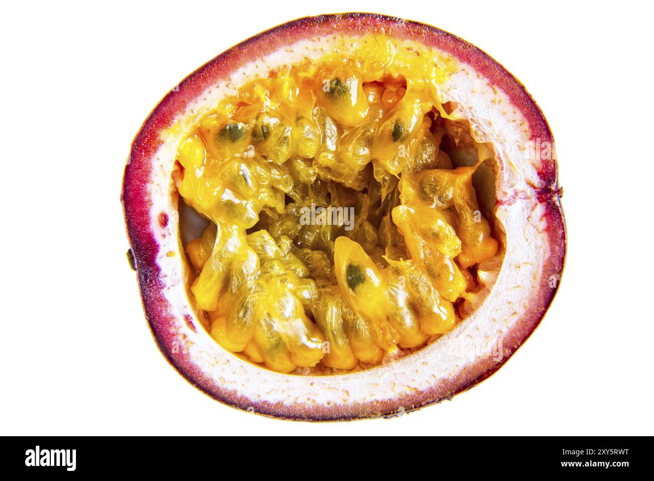 Makroaufnahme der geschnittenen Hälfte der Passionsfrucht isoliert auf weißem Hintergrund Stockfoto