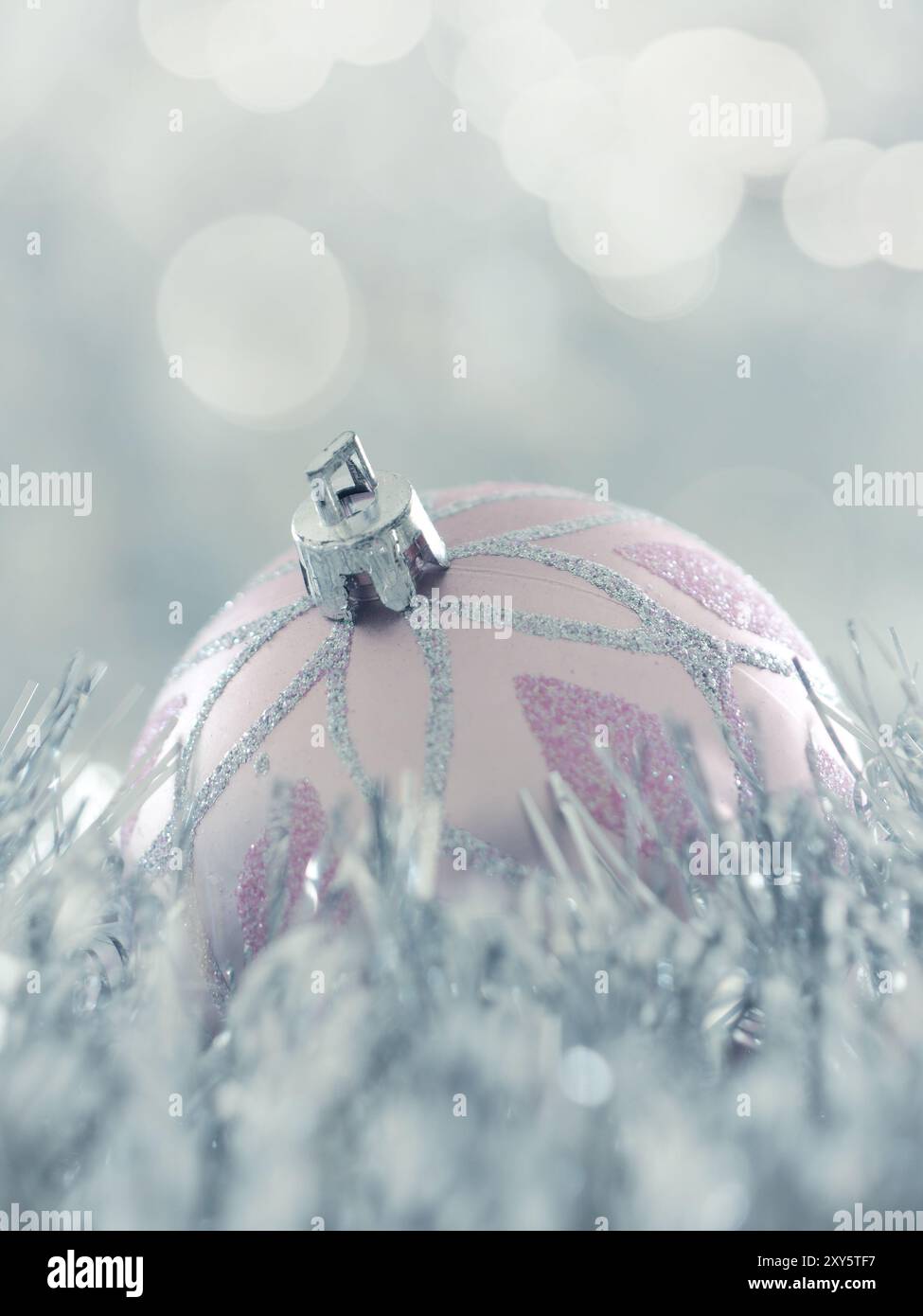 Single Weihnachtskugel mit einem silbernen Kranz und das bokeh Hintergrund, Platz für Text oder Bild Stockfoto