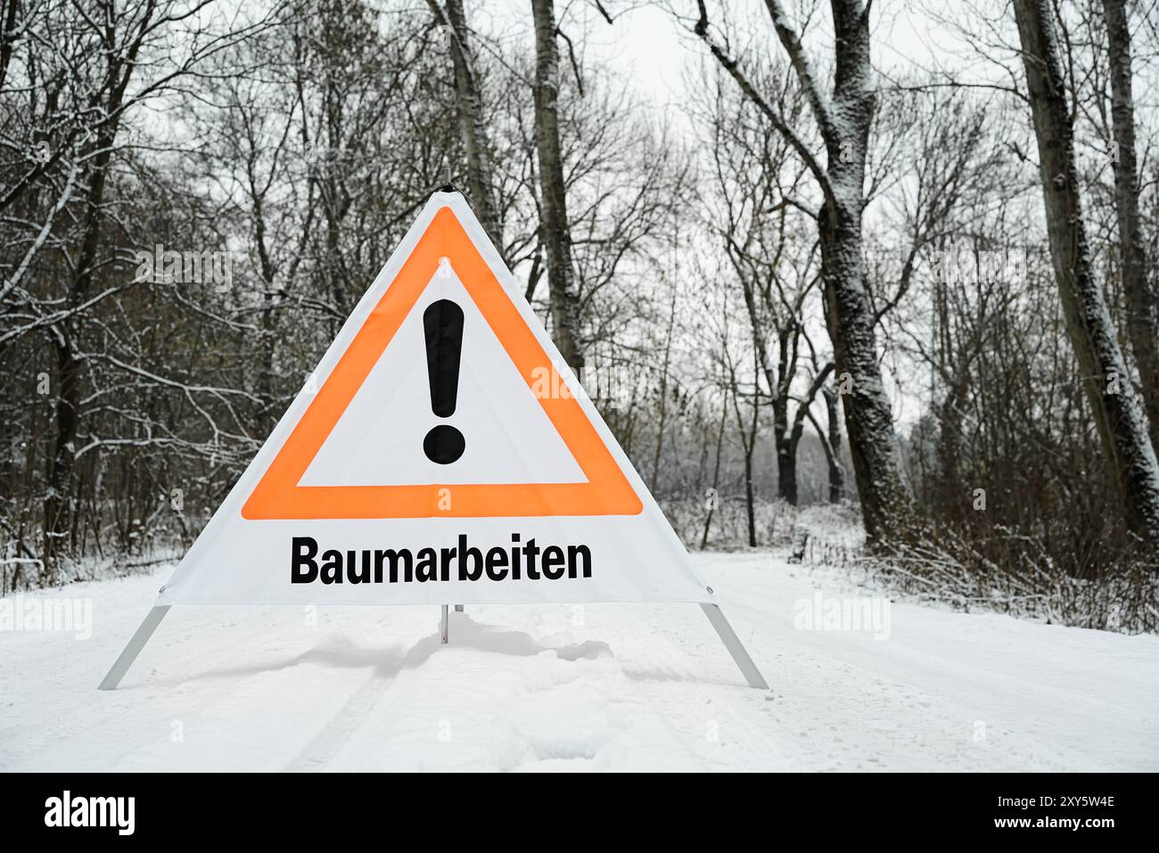 Unterschreiben Sie mit der Aufschrift Tree Work im Wald Stockfoto