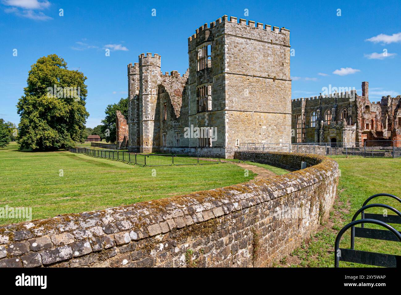 Cowdray Heritage Ruinen – eines der ältesten Tudor House Englands, das im September 1793 durch Feuer zerstört wurde (außer dem Kitchen Tower). Stockfoto