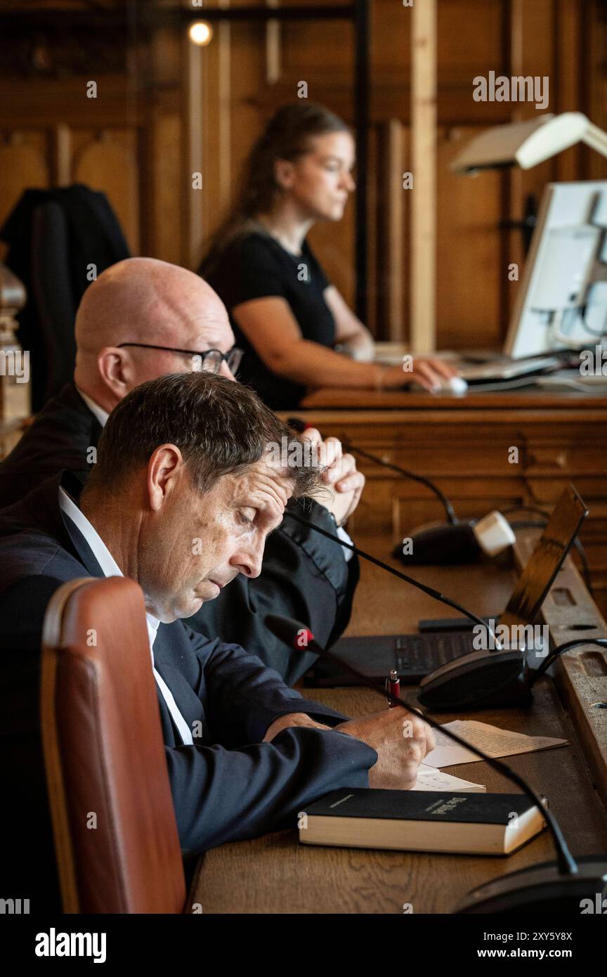 Vor dem Landgericht in Bremen hat am Mittwoch, 28.08.2024, erneut ein Prozess gegen den evangelischen Pastor Olaf Latzel begonnen. Dem 56-jaehrigen Theologen der konservativen St. Martini-Gemeinde in der Hansestadt wird Volksverhetzung vorgeworfen. Er hatte sich in einer biblischen Fahrschule zur Ehe im Oktober 2019 abfaellig ueber die Gender-Bewegung und ueber Homosexuelle geaeussert. Im Foto vom 28.08.2024: Der Angeklagte Olaf Latzel vorne mit seinem Rechtsanwalt Sascha Boettner Böttner, dahinter im Verhandlungssaal des Bremer Landgerichts. Siehe epd-Meldung vom 28.08.2024 NUR REDAKTIONELLE VERWENDUNG Stockfoto