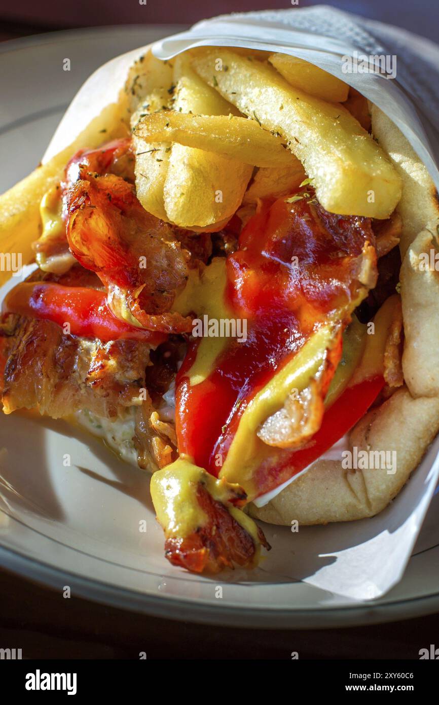 Griechische Gyros in Pita-Brot eingewickelt. Gyro Pita, Shawarma, Take Away, Street Food Stockfoto