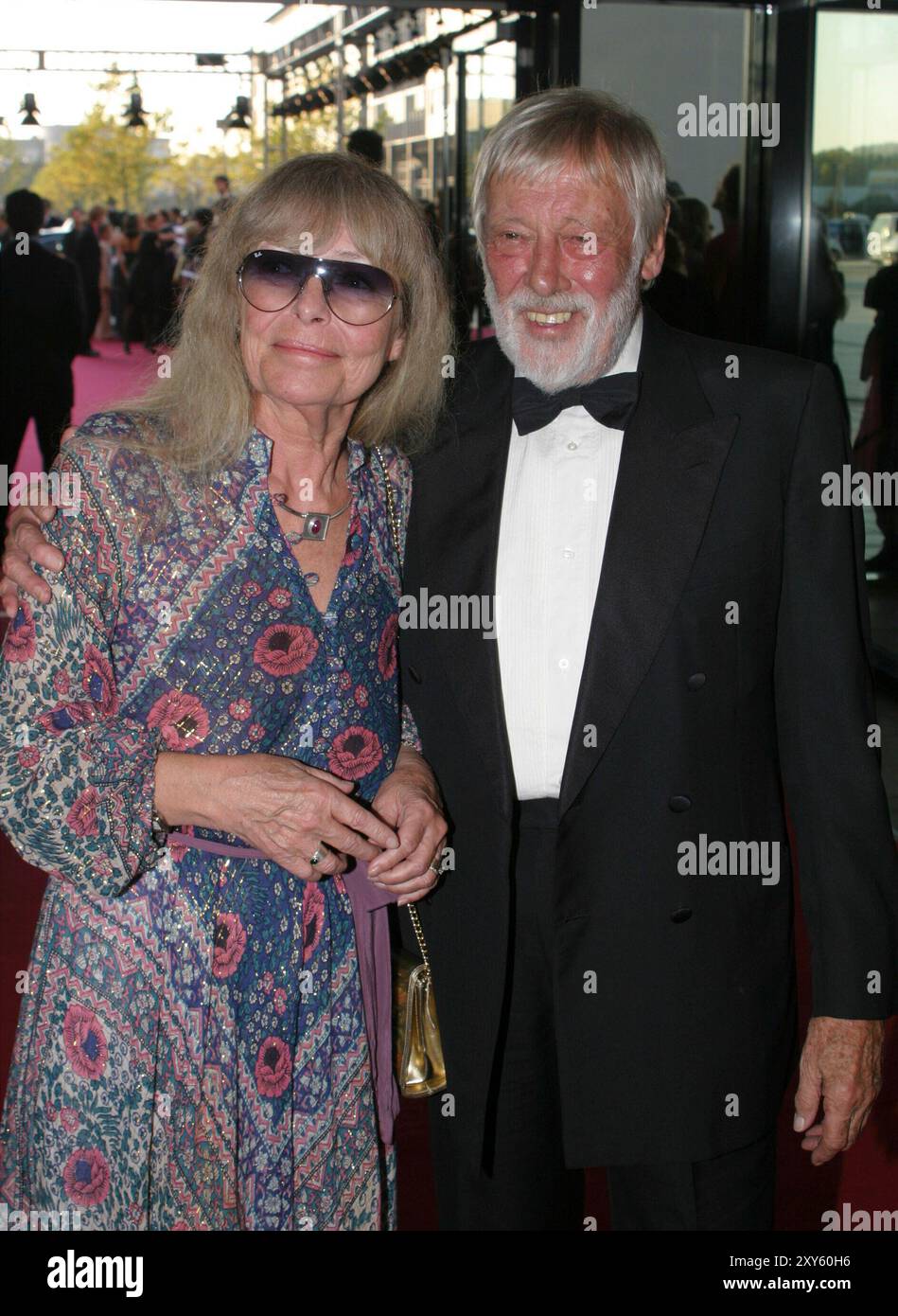 ARCHIVFOTO: Vivi Bach wäre 85 Jahre alt geworden am 3. September 2024, Deutscher Fernsehpreis, Preisverleihung in Köln, roter Teppich, Roter Teppich Show, Schauspieler Dietmar SCHOENHERR und Moderator Vivi BACH, Halbfigur, Porträtformat, 15. Oktober 2005. ? Stockfoto