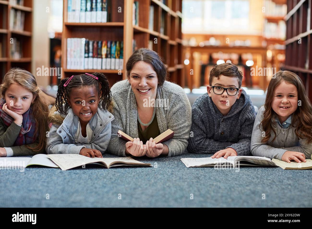 Frau, Lehrerin und Lesebuch im Bibliotheksporträt, Bildung und Fantasy-Literatur-Fiktion. Weibliche Person, Bibliothekarin Freiwillige und Geschichten erzählen Stockfoto