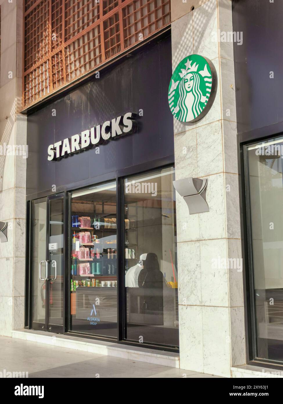 Starbucks Coffee Shop direkt vor der Nabawi Moschee in Medina, Saudi-Arabien. Starbucks Saudi-Franchise gehört zur Alshaya Group mit Sitz in Kuwait Stockfoto