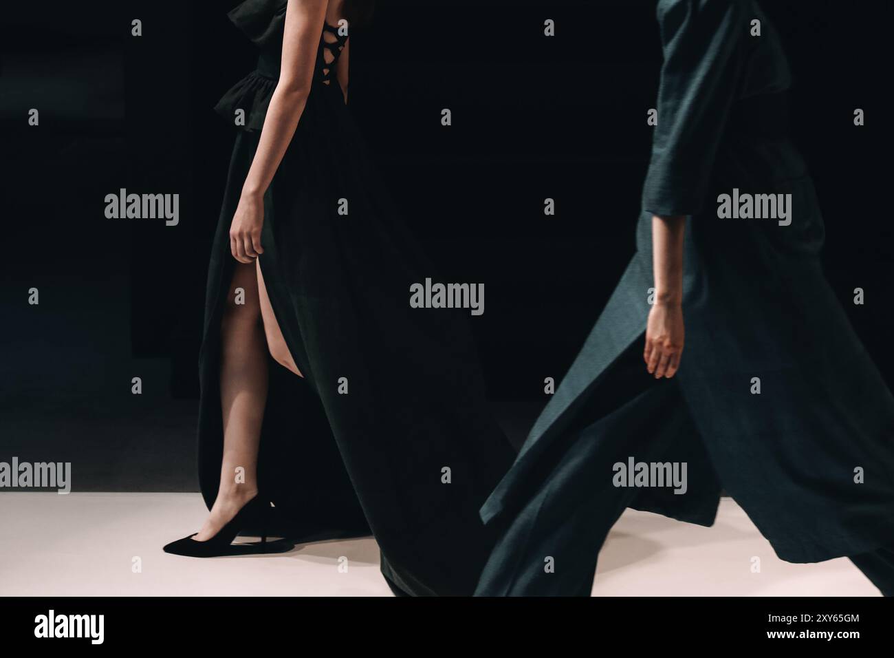 Modische Outfits, langes Kleid an weiblichen Figuren und Schuhe mit hohem Absatz Stockfoto