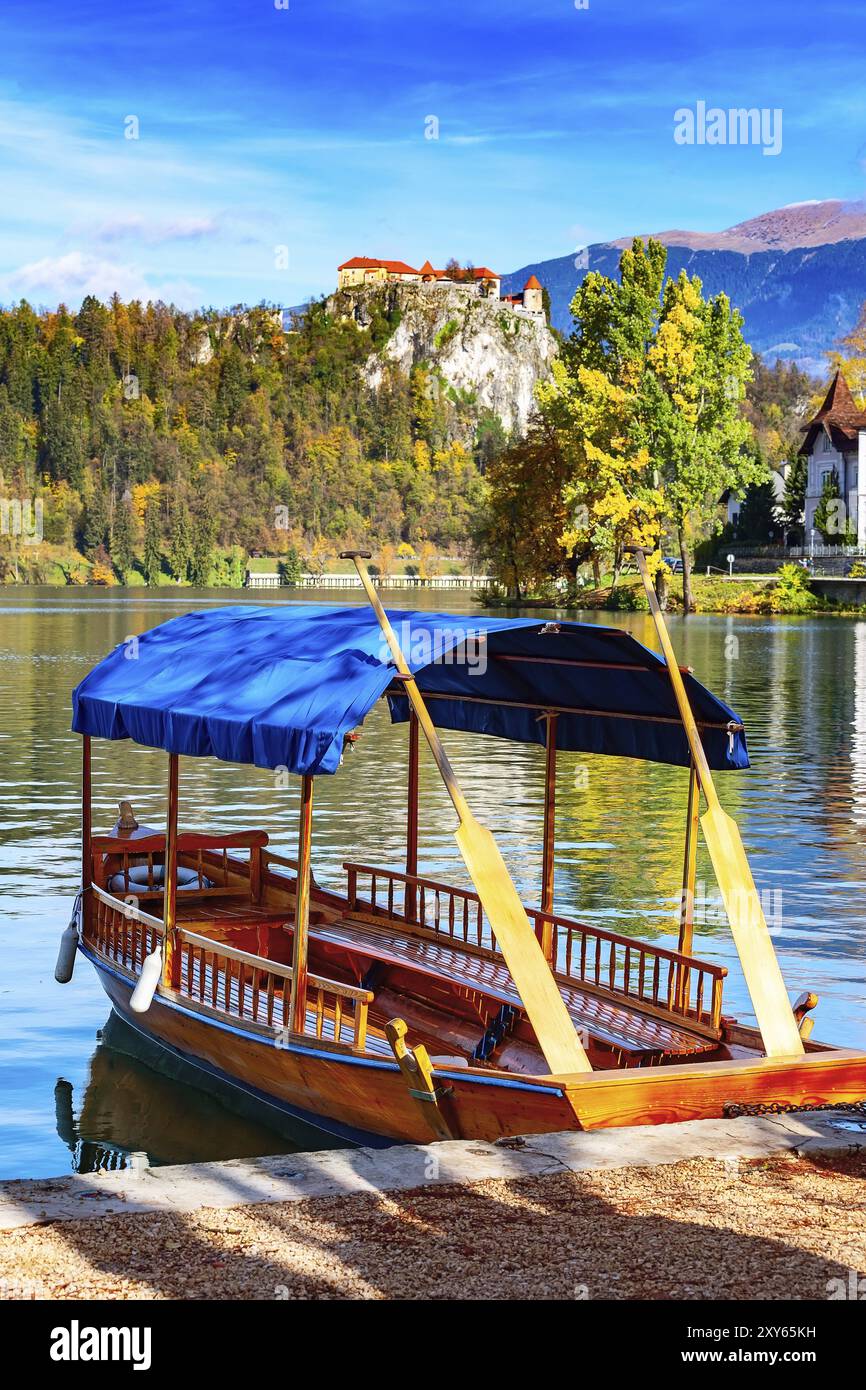 Pletna Touristenboot, Schloss und im Herbst bunte Bäume Hintergrund in Slowenien, der See von Bled Stockfoto