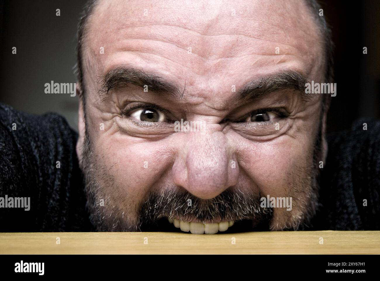 Mann, der auf seinen Monitor blickt, mit der Warnmeldung Stockfoto