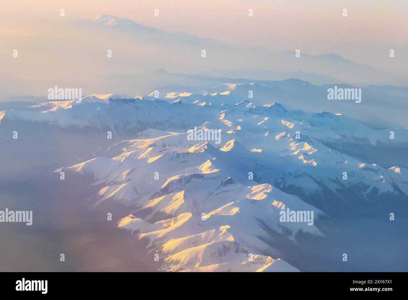 Luftaufnahme von farbenfrohen Sonnenaufgang über den Bergen Schnee Gipfeln und Silhouetten, geschossen von Flugzeug Stockfoto