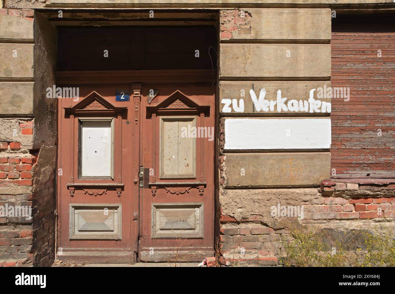 Haus mit Hochwasserschäden und Inschrift Stockfoto