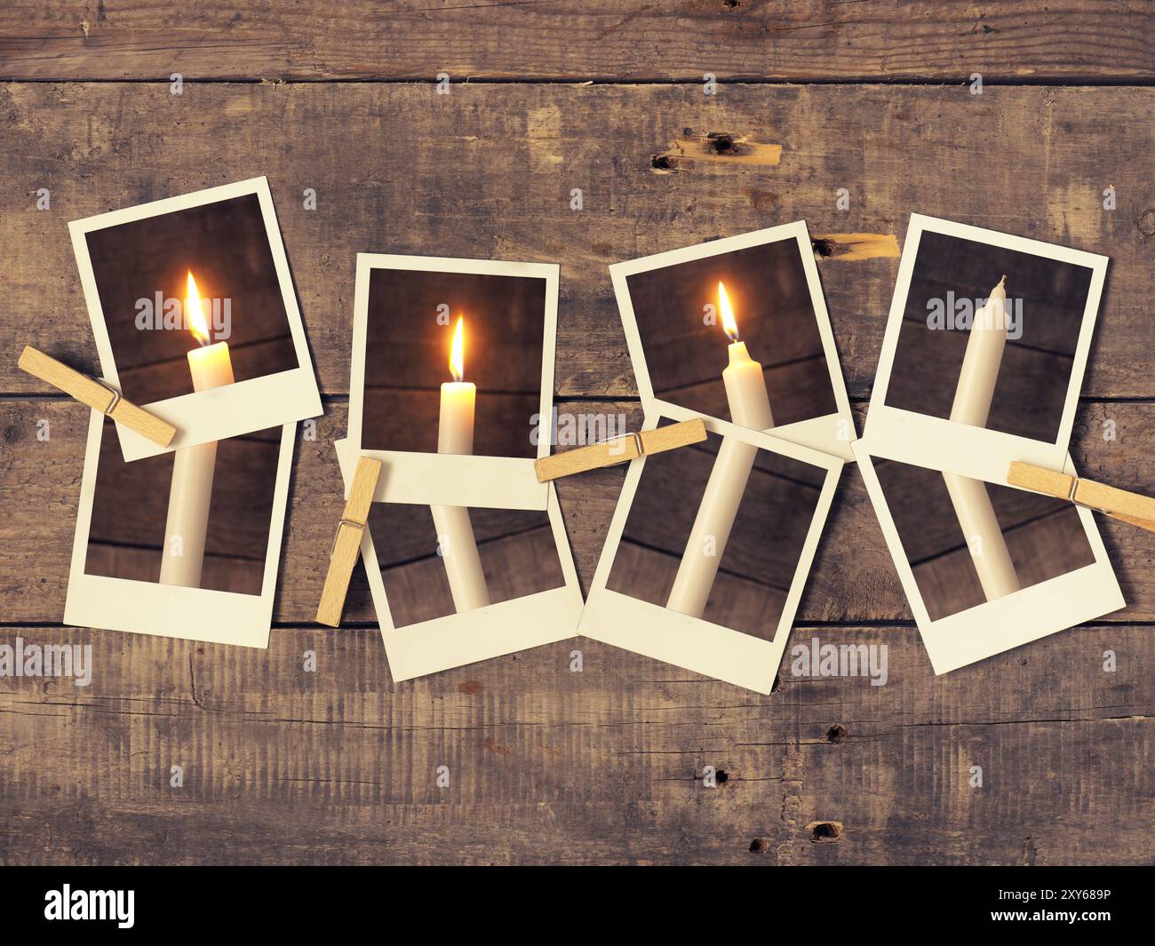 Altes instant Foto mit vier Kerzen auf einem rustikalen hölzernen Hintergrund, Advent Konzept Hintergrund stilisierte Retro-film Stockfoto