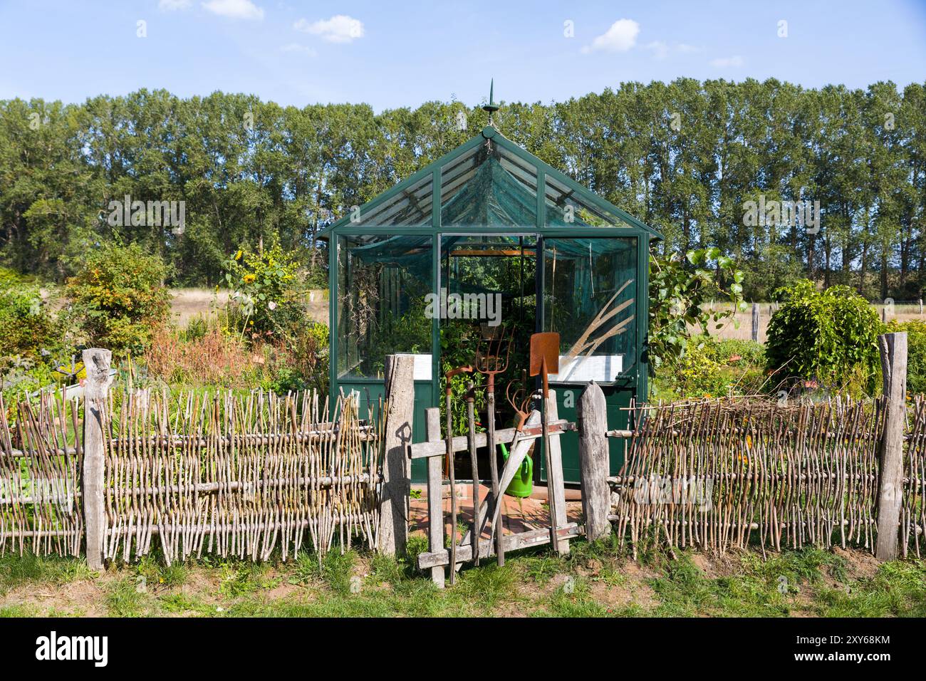 Gemüsegarten mit kreativem Gartentor Stockfoto