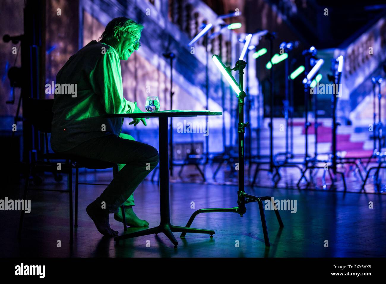 Prag, Tschechische Republik. Fotografierte Rehersal am 27. August 2024. Rudolfinum, Prag. August 2024. Das gemeinsame Projekt DEKKADANCERS und die Tschechische Philharmonie - Aufführung mit gesprochenem Wort über Freiheit und Wissen - Jonathan Livingston Möwe nach dem Kultwerk von Richard David Bach Premiere findet am 28. August 2024 im Rudolfinum - Zeremonie Hall in Prag, Tschechische Republik statt. Schauspieler Jiri Labus während der Repressalien in Rudolfinum, Prag, Tschechische Republik, 27. August 2024. Quelle: Jaroslav Svoboda/CTK Photo/Alamy Live News Stockfoto