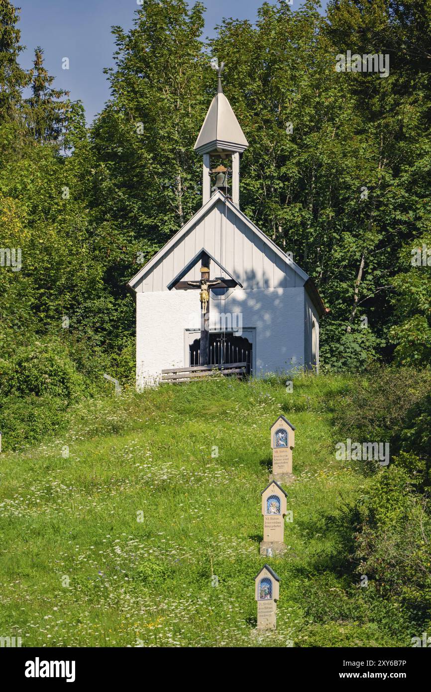 Kapelle auf einem Hügel im Wald, umgeben von Gräbern. Sommerurlaubsatmosphäre, Gundringen, Nagold, Schwarzwald, Deutschland, Europa Stockfoto