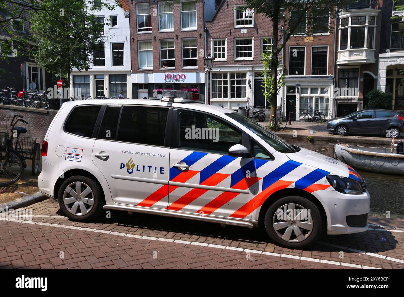 AMSTERDAM, NIEDERLANDE, 7. Juli 2017: Polizei Auto in Amsterdam, Niederlande. Polizei (politie) beschäftigt mehr als 63.000 Mitarbeiter in den Niederlanden. Stockfoto