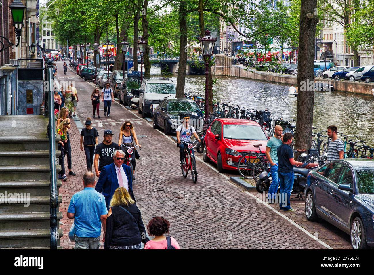 AMSTERDAM, NIEDERLANDE - 10 JULI 2017: Menschen besuchen Herengracht in Amsterdam, Niederlande. Amsterdam ist die Hauptstadt der Niederlande. Stockfoto