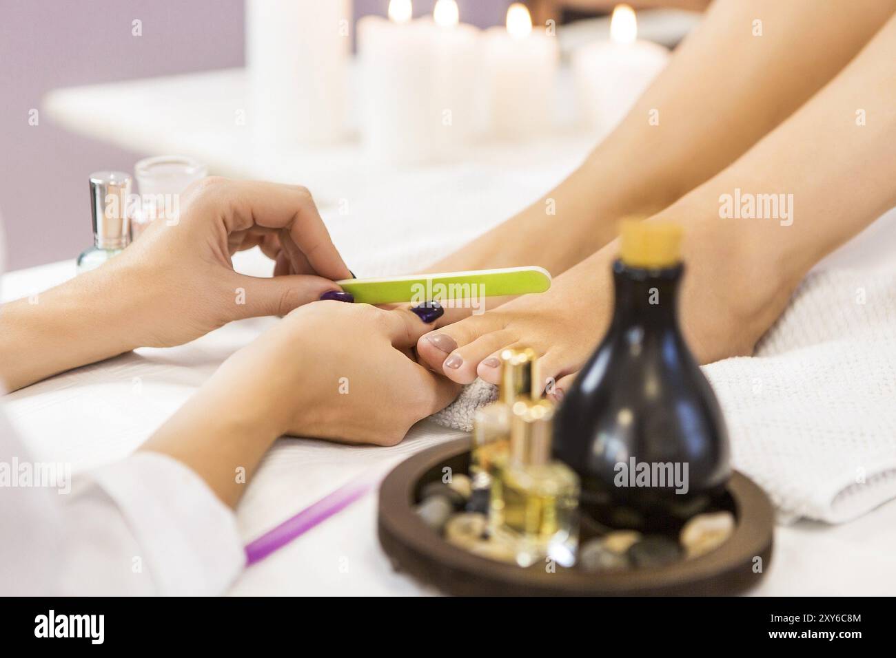 Pediküre im Schönheitssalon. Nagelpolieren. Nahaufnahme Stockfoto