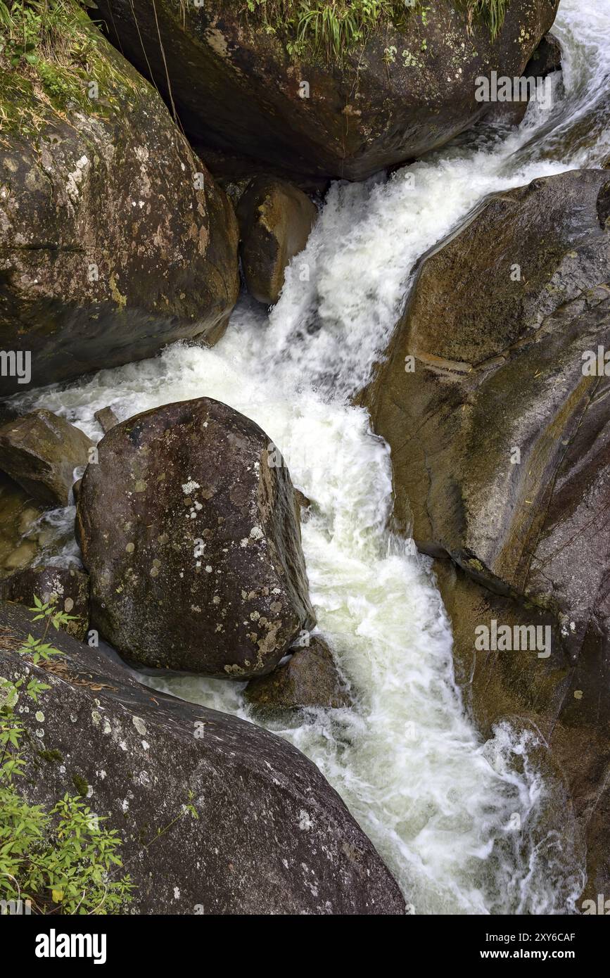 Kleiner Fluss und Wasserfall zwischen den Felsen der Itatiaia-Nationalpark in Penedo, Rio De Janeiro Stockfoto