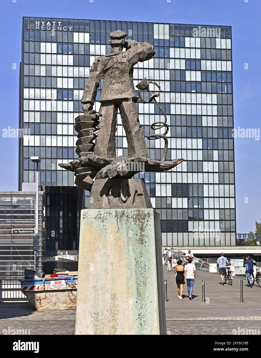 Seemann mit Akkordeon und Hyatt Regency Hotel Stockfoto