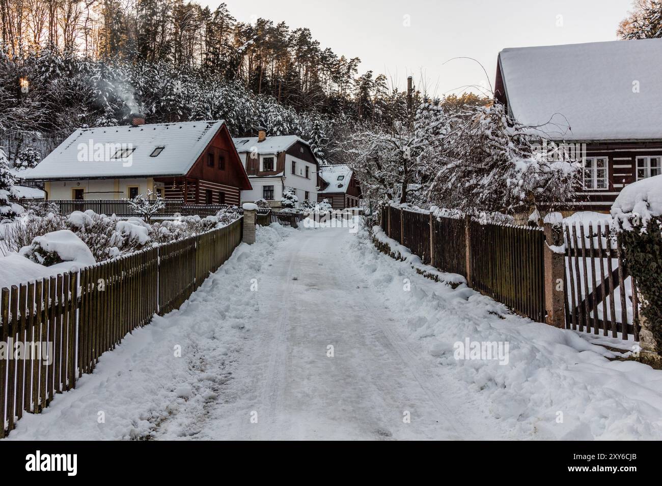 Winterblick auf das schneebedeckte Dorf Hruba Skala, Tschechische Republik Stockfoto