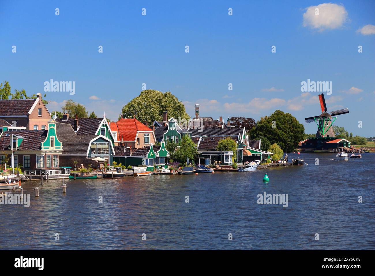 Zaandijk, Niederlande. Malerische Dutch Village View mit Fluss Zaan. Stockfoto