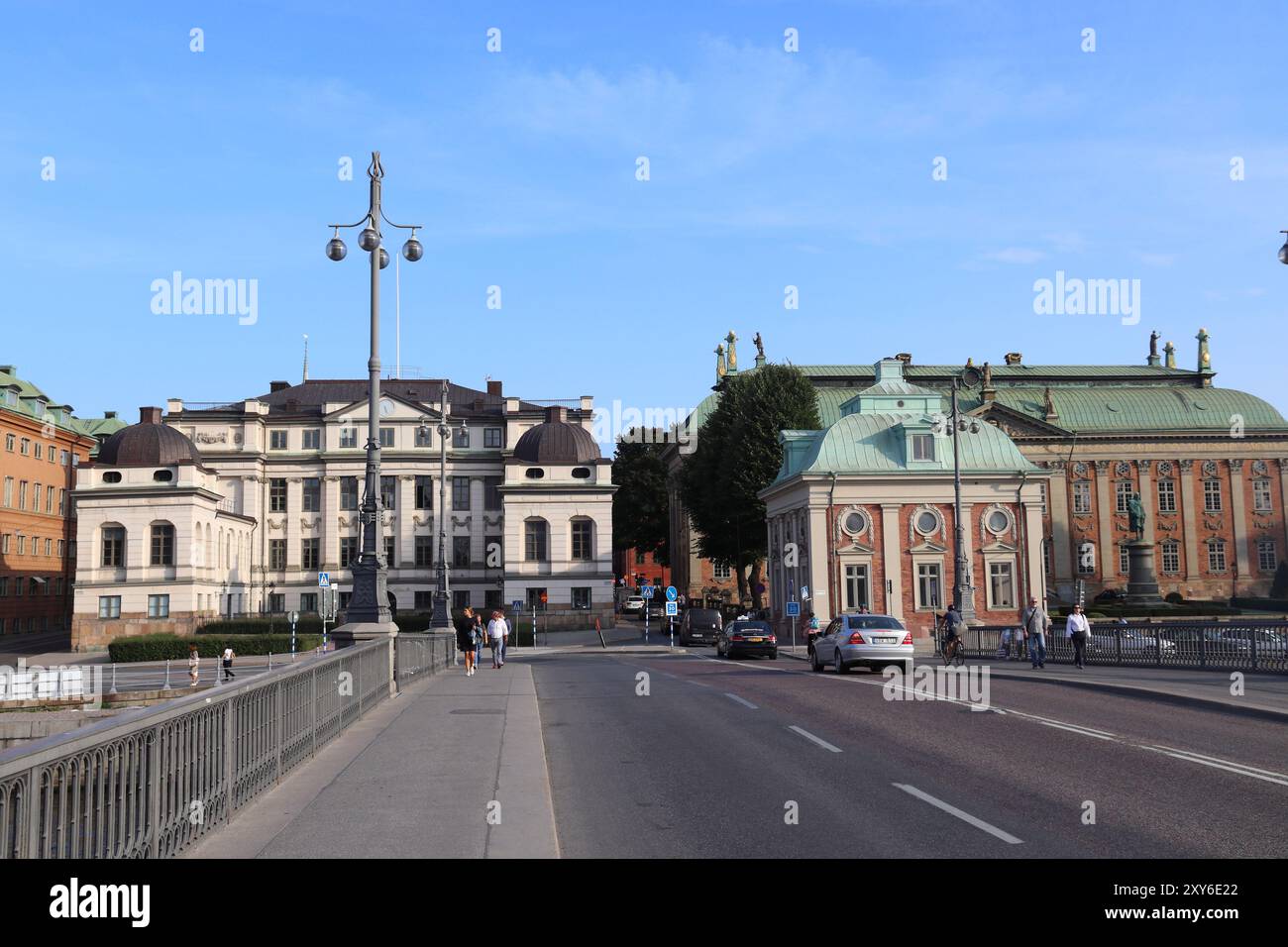STOCKHOLM, SCHWEDEN - 23. AUGUST 2018: Die Menschen gehen am Bonde-Palast vorbei, einem Denkmal aus der Zeit des Schwedischen Reiches im Stockholmer Stadtteil Gamla Stan. Stockfoto