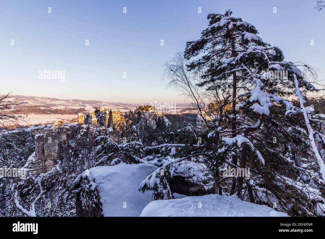 Winteransicht der Hruba Skala Felsen in Cesky raj (Tschechisches Paradies) Region, Tschechische Republik Stockfoto