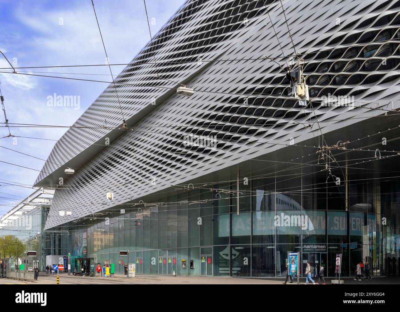 Vor der Messe Basel mit den gestapelten Teilen der Messezentren. Bedeckt mit verdrehten Aluminiumbändern von Herzog & de Meuron, eröffnet 2013. Stockfoto