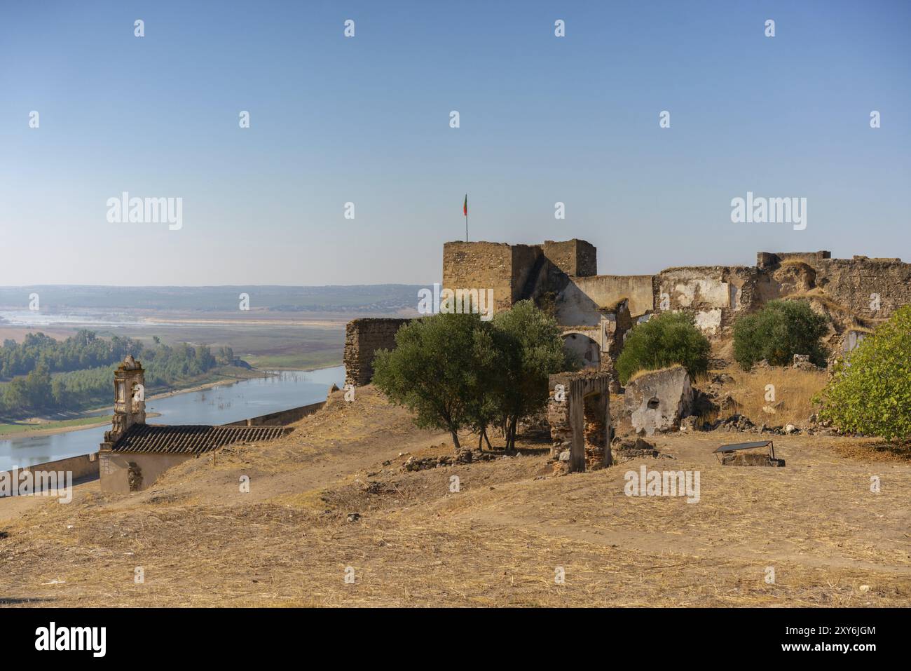 Juromenha wunderschöne Burgruine und guadiana Fluss in Alentejo, Portugal, Europa Stockfoto