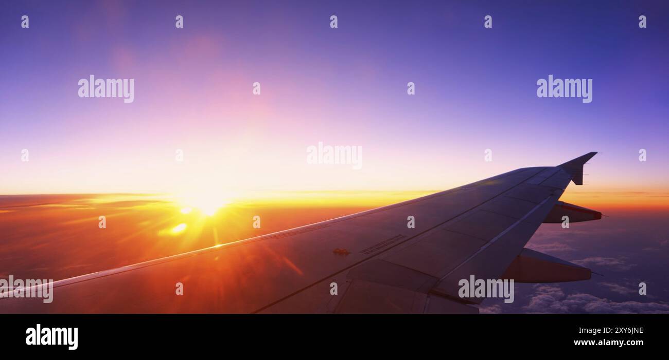 Blick auf den Sonnenuntergang Flugzeugfenster Stockfoto