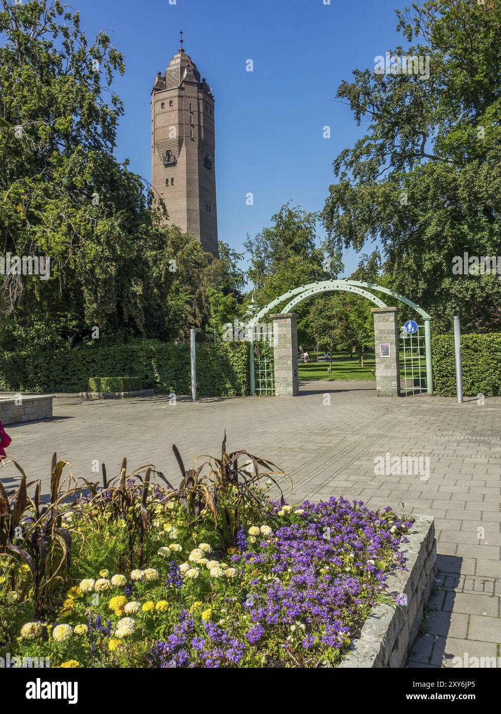 Gartenhotel mit Blumenbeeten und einem hohen Turm im Hintergrund, trelleborg, schweden, ostsee, skandinavien Stockfoto