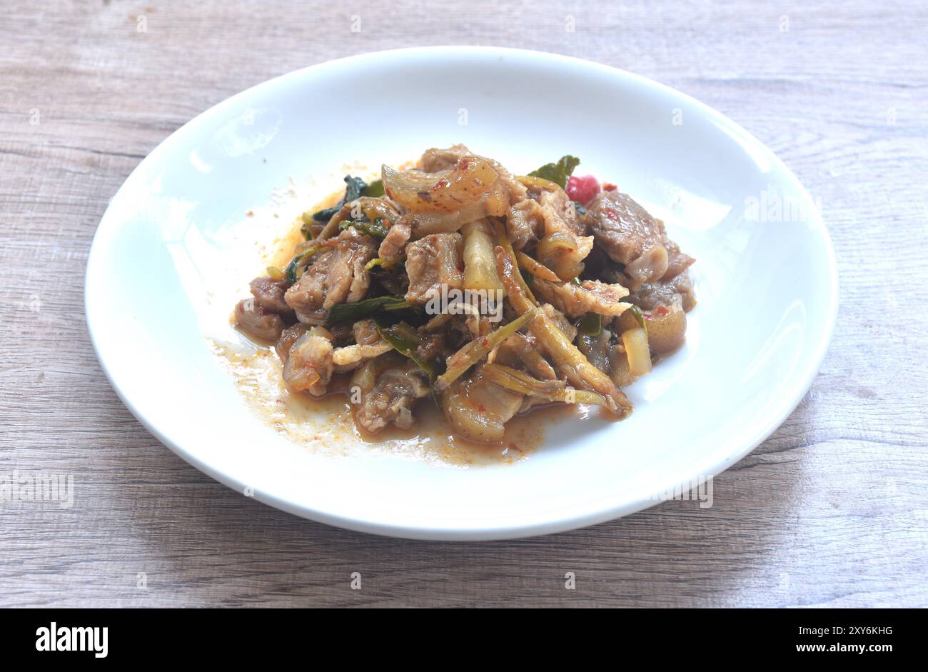 Gebratenes scharfes Wildschwein und Chili mit Basilikumblatt-Curry auf Teller rühren Stockfoto