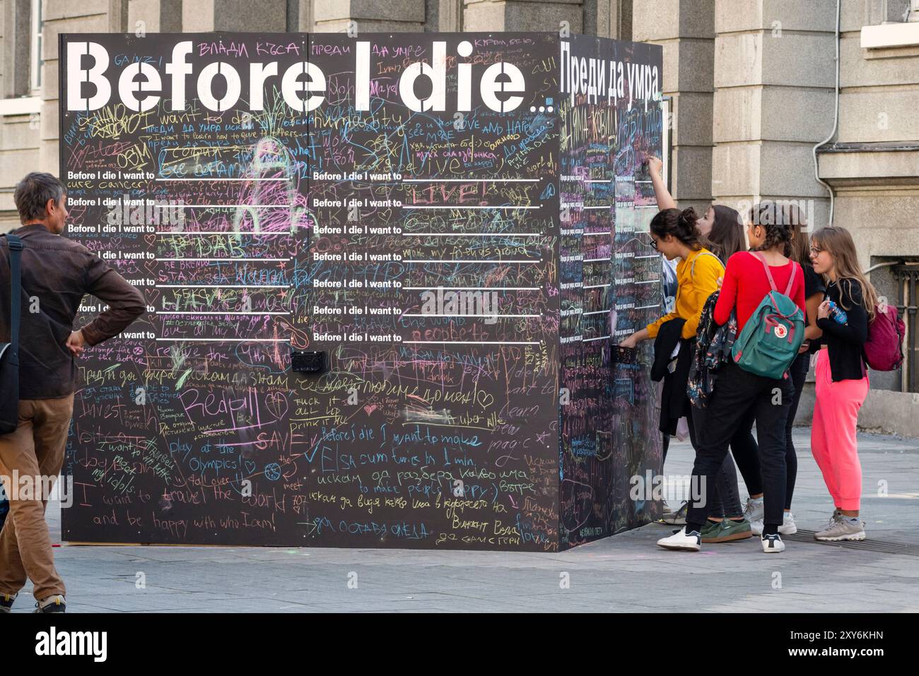 Before I die Tafelwand für ein interaktives Kunstprojekt in Sofia, Bulgarien, im Oktober 2020 Stockfoto
