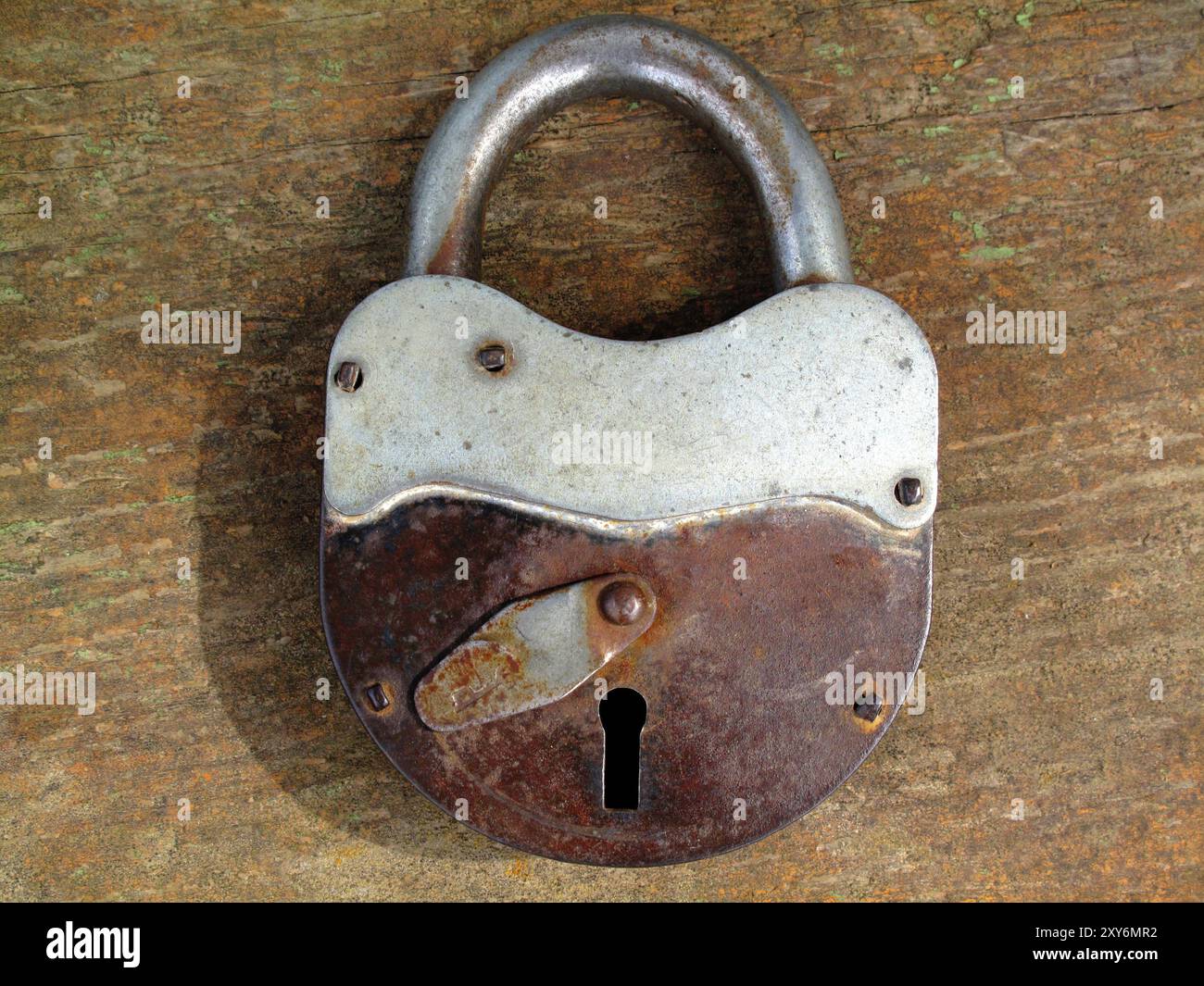 Altes rostetes Vorhängeschloss auf Holzhintergrund Stockfoto