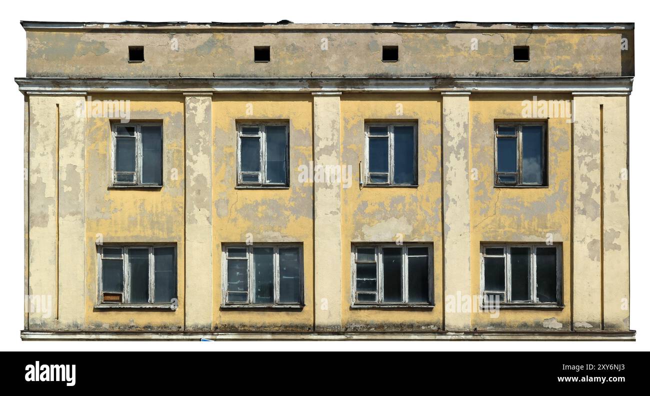 Zerstörte Mauer eines alten Hauses mit kaputten, schmutzigen Fenstern. Isoliert auf weiß Stockfoto